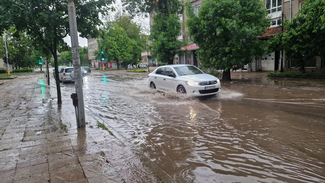 Обилни и продължителни дъждове ни очакват и утре