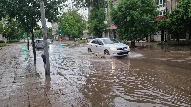 Обилни и продължителни дъждове ни очакват и утре