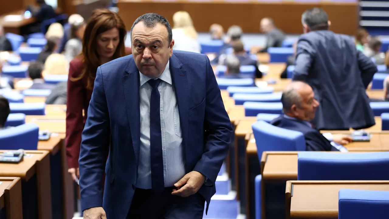 Сътрудници на ПП с подробности за насилието от депутати от "ДПС-Ново начало" (ВИДЕО)