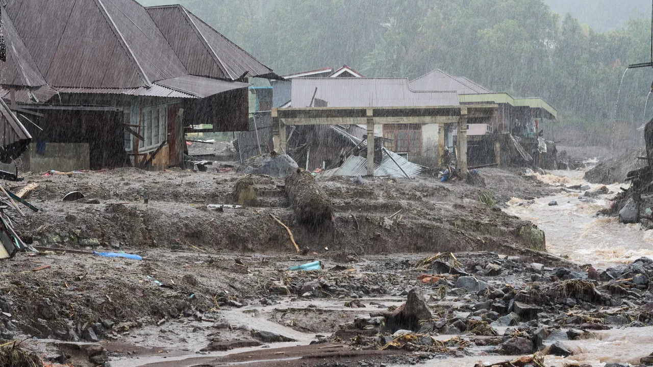 Най-малко 129 са жертвите на наводненията в Югоизточна Азия