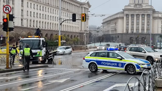 Акция на "Величие": Паркирани автомобили на пътното платно пред парламента създадоха хаос (ВИДЕО)