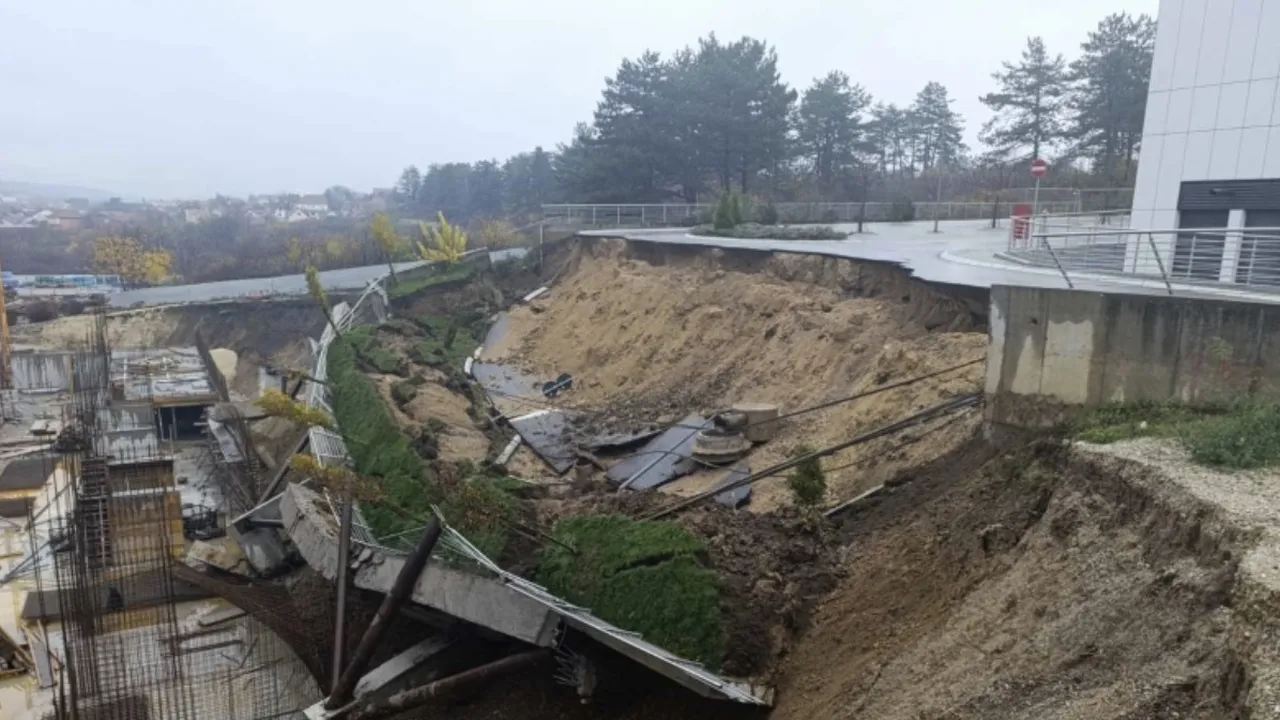(ВИДЕО) Път се срути в Сърбия преди да бъде открит за ползване