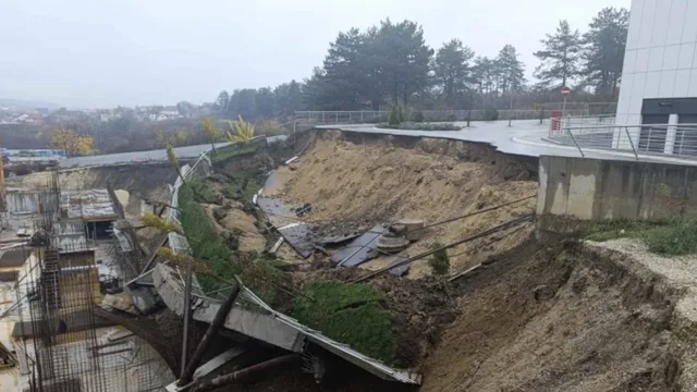 (ВИДЕО) Път се срути в Сърбия преди да бъде открит за ползване