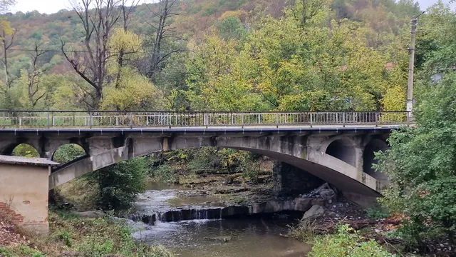 Подкопан от дъждовете мост затруднява движението до струмянско село