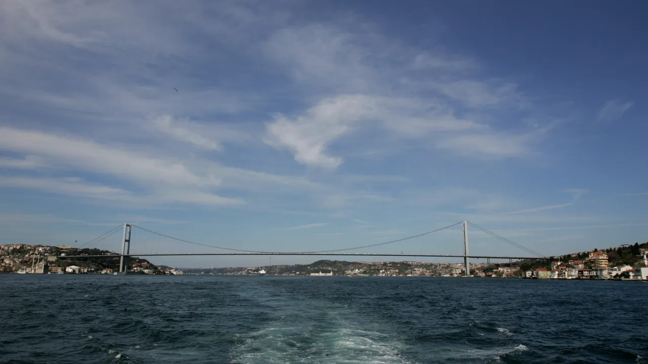 Взрив на танкер без товар е станал край Босфора, има подозрения за удар в мина