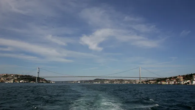 Взрив на танкер без товар е станал край Босфора, има подозрения за удар в мина