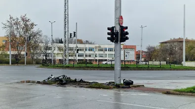 Пиян шофьор блъсна светофар, бягайки от полицията