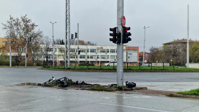 Пиян шофьор блъсна светофар, бягайки от полицията