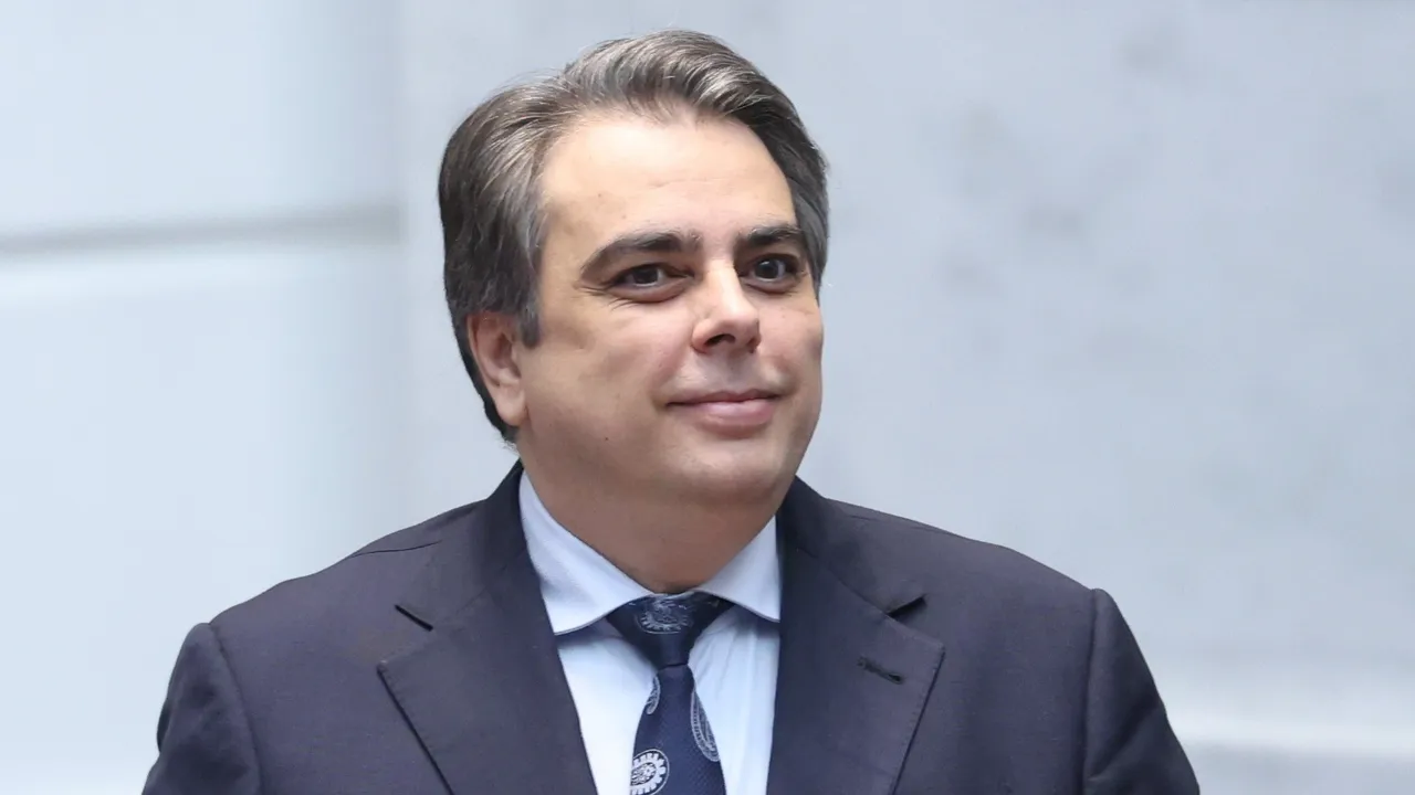 Василев изпя „Кой разпореди това безобразие?“ в столичен клуб (ВИДЕО)