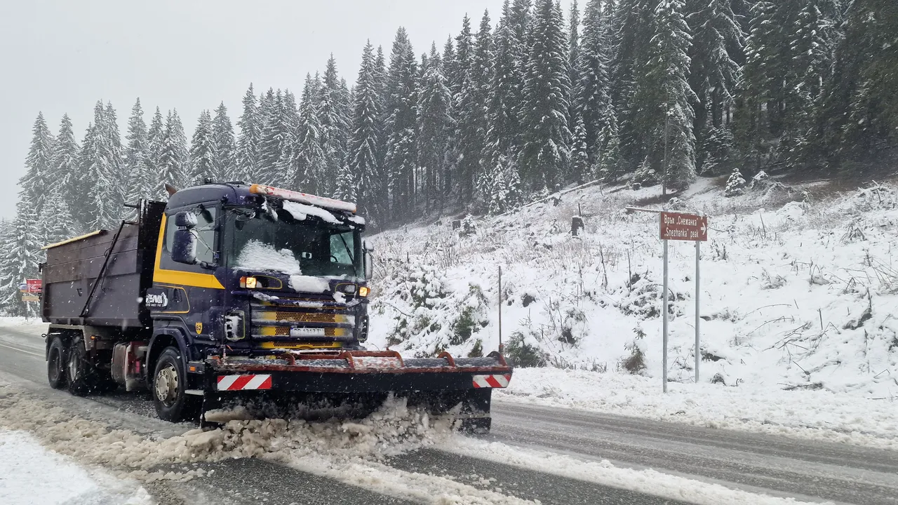 Минусови температури и 10 см сняг в Пампорово