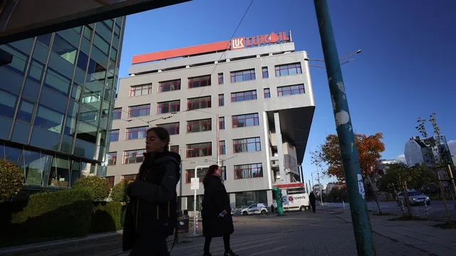 Зеленски синхронизира санкциите срещу Русия със САЩ: удар по „Лукойл“ и „Роснефт“