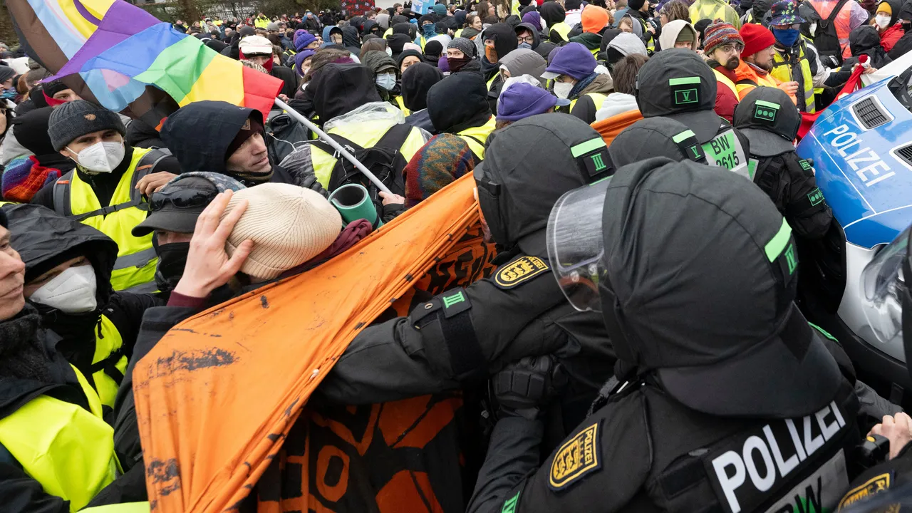 Германски министър осъди насилието на протести срещу крайнодясна организация
