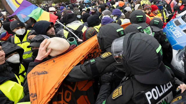 Германски министър осъди насилието на протести срещу крайнодясна организация