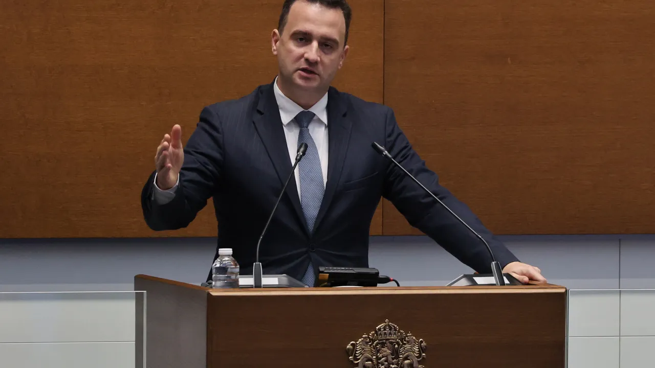 Няма официални оферти за „Лукойл България“, увери енергийният министър Жечо Станков