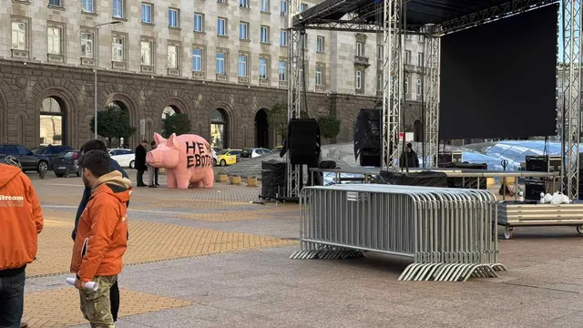 Сцената е готова: Трескава подготовка за протеста довечера