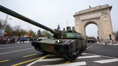 Румъния отбелязва националния си празник с военен парад