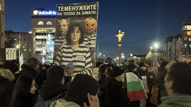 (Снимки) Протестиращи започнаха да се събират в "Триъгълника на властта"