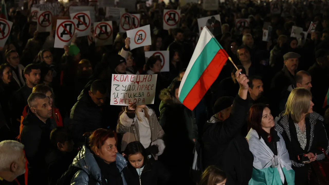 "Стига яйляк": Пловдив и други градове протестират заедно със София