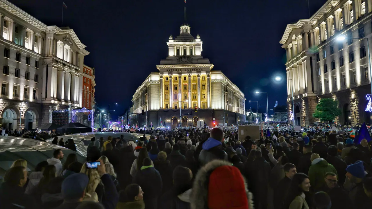 Гайди и викове "оставка" съпровождат протеста в София (ВИДЕО)