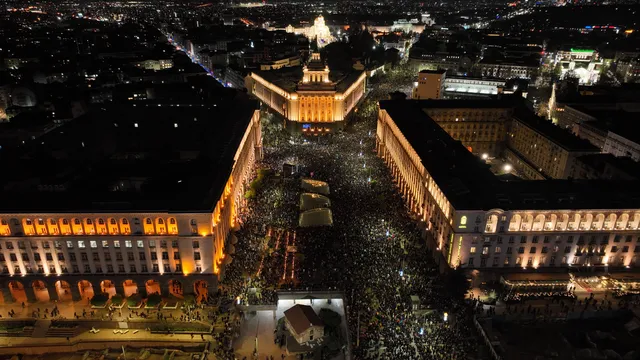 Част от протестиращите в София тръгнаха към централите на ДПС-НН и ГЕРБ
