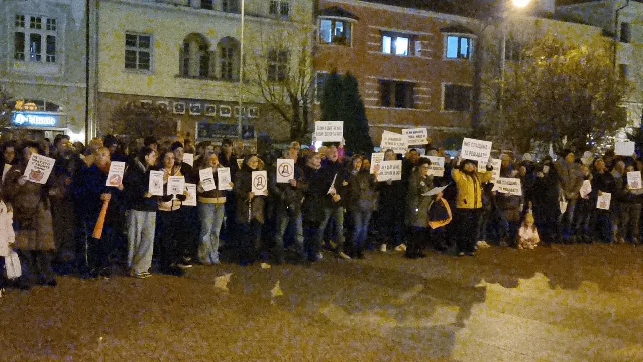 Граждани на Сливен се включиха в протеста срещу бюджета (ВИДЕО)