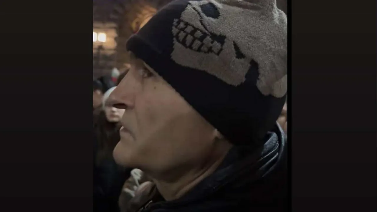 Този път дегизиран: Васил Божков отново на протеста (ВИДЕО)