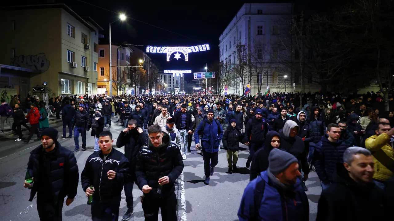 (Видео) Маскирани с бомби в сблъсъци с полицията пред централата на ДПС-НН
