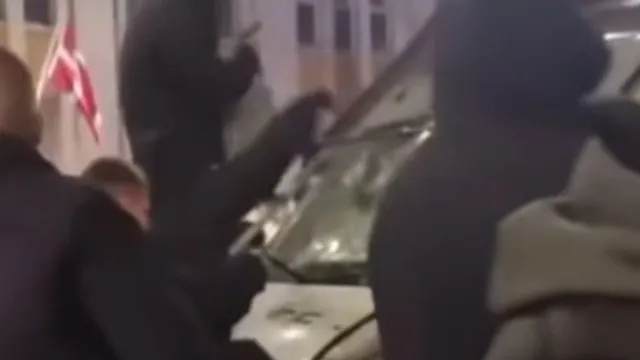 Протестиращи изпотрошиха полицейски автомобили (ВИДЕО)