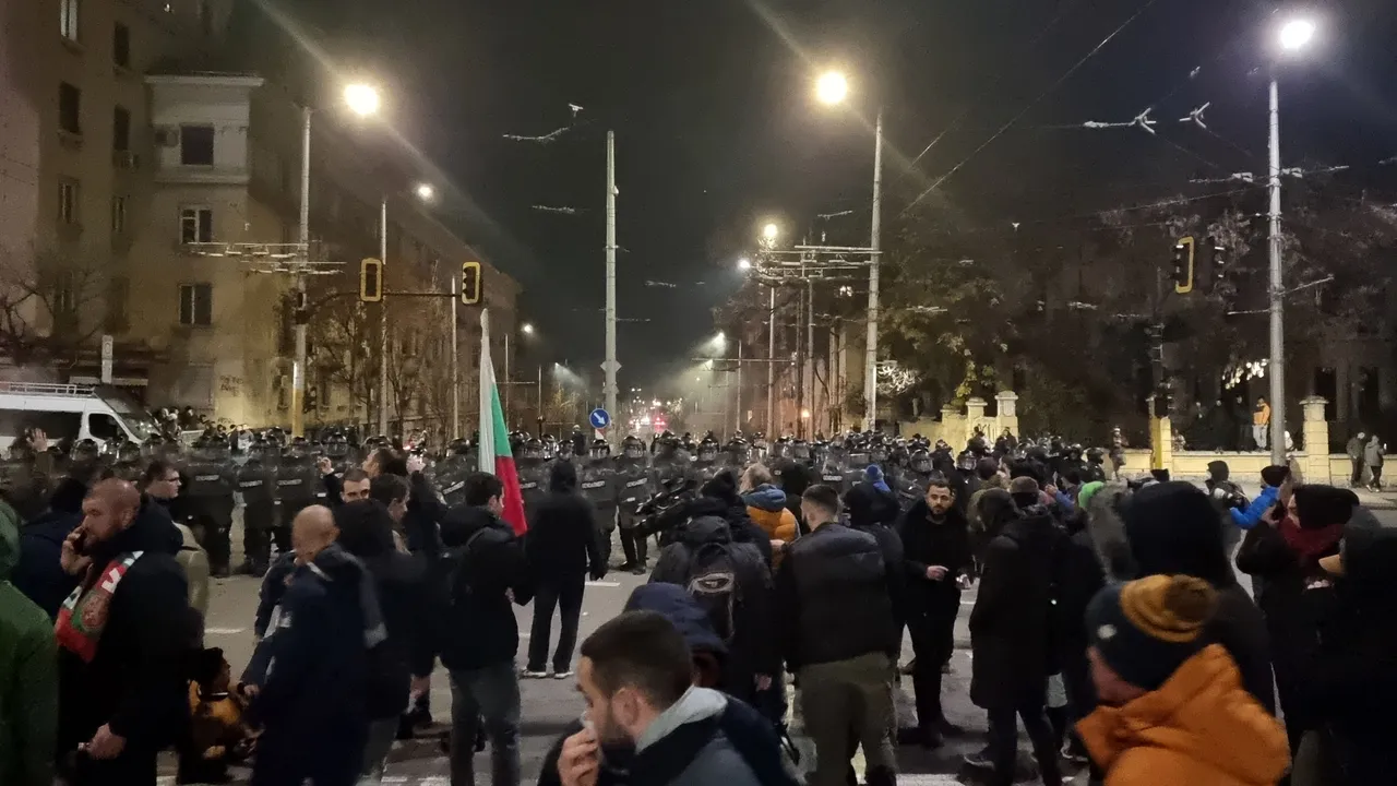 Международните медии: Масови протести в България, сблъсъци и растящо недоволство срещу правителството