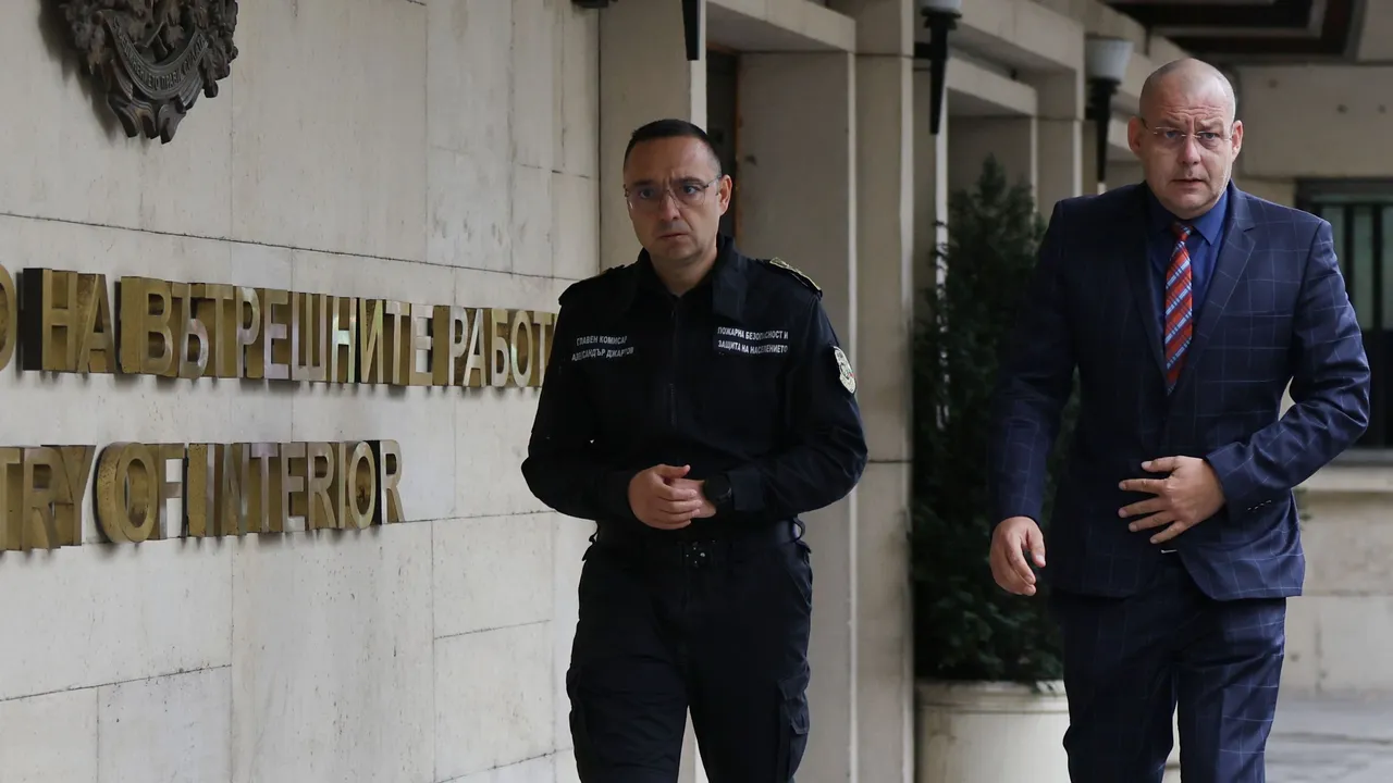 Трима искали с бой и отвличане да върнат бивш колега на работа