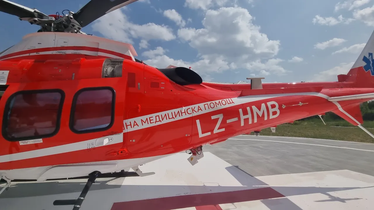 Медицински хеликоптер транспортира мъж до столична болница