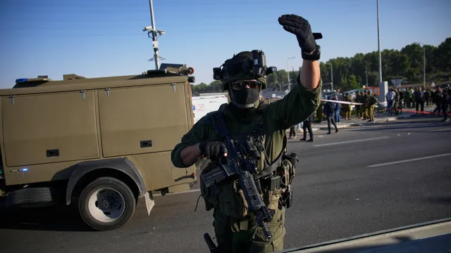 След атака с нож двама израелски войници са леко ранени