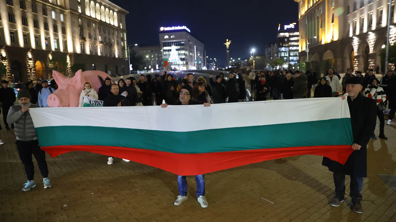 Протест пред МС със скандирания „Оставка“