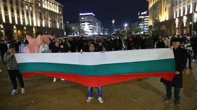 Протест пред МС със скандирания „Оставка“