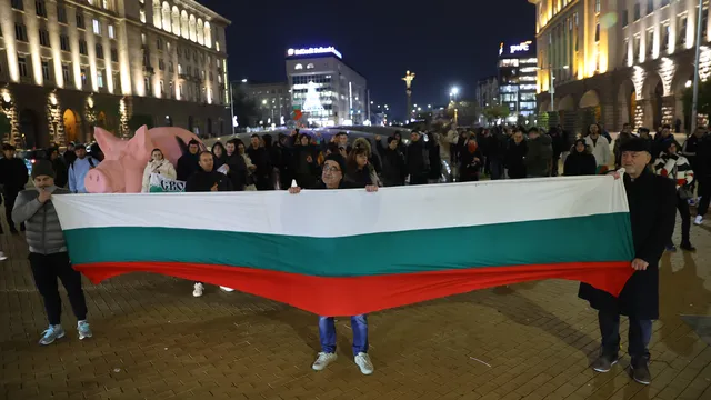 Протест пред МС със скандирания „Оставка“