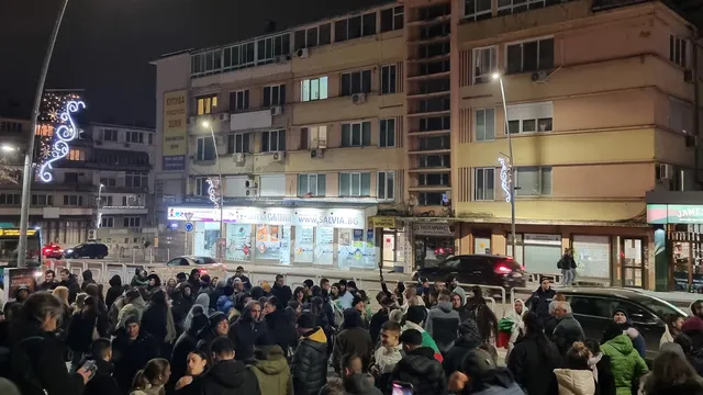 Протести с искане за оставка обхванаха градове в цялата страна