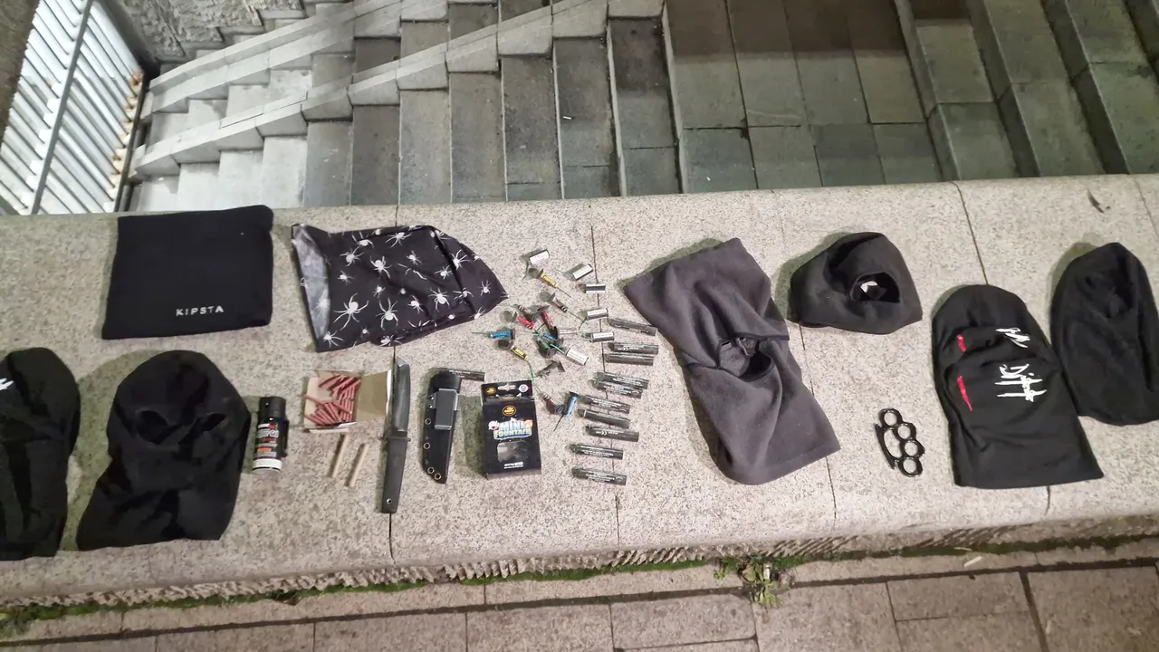 СДВР: Открити са множество маски, боксове, пиратки и газов пистолет у непълнолетни при протеста в София