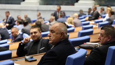 Изслушват Даниел Митов в парламента за протестите