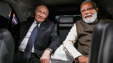 Путин пристигна в Индия, ще разговаря за търговия и отбрана с Моди