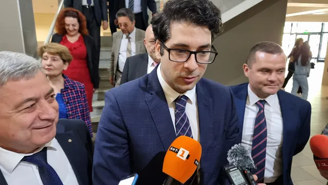 Атанас Пеканов отрече, че ще оглави или ще участва в партия на президента
