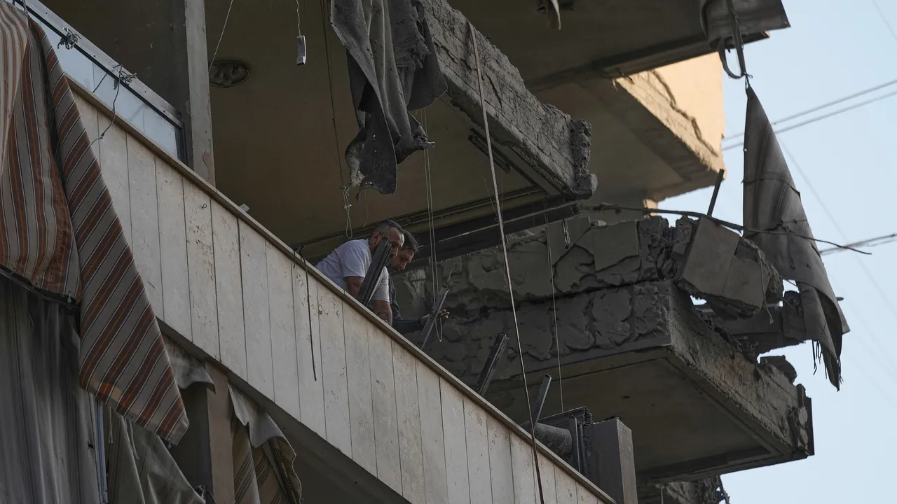 Израел е ударил цели в два града в Южен Ливан