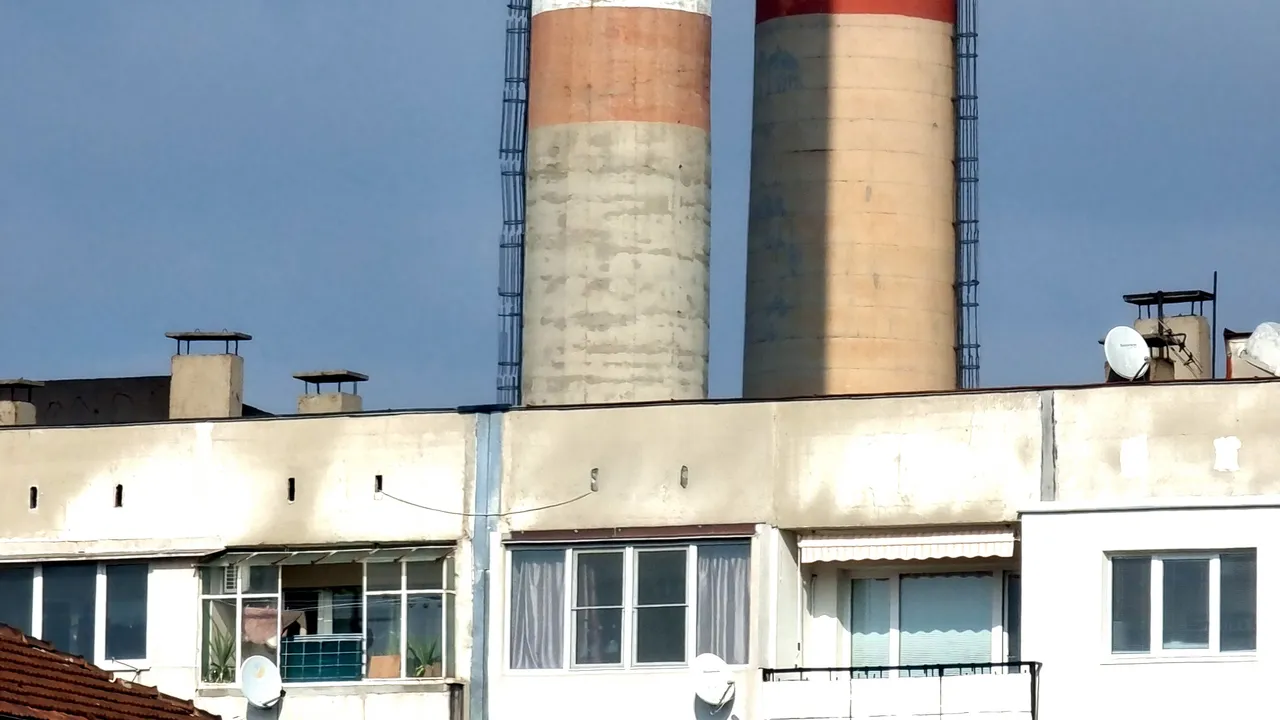 Четири месеца гореща вода от "Топлофикация" се лее по улиците на кв. "Младост"