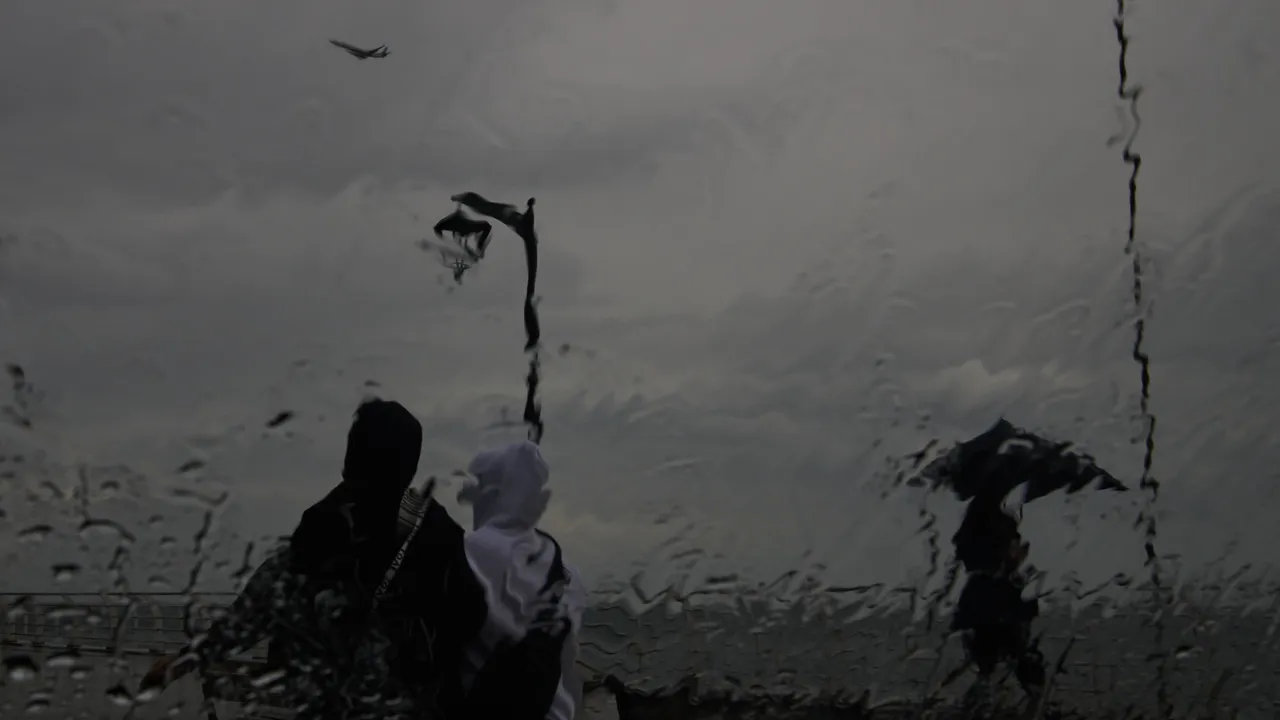 Мощната буря "Байрон" затваря училища и пътища в Гърция