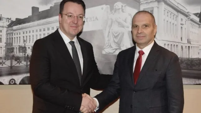 Вицепремиер на РСМ обвини българските медии в конспиративност — след това се снима с българския си колега