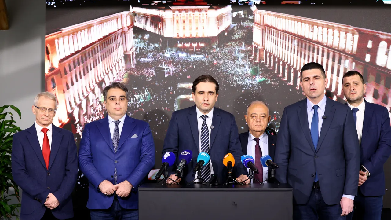 Асен Василев: Внесохме шестия вот за недоверие към кабинета "Желязков"