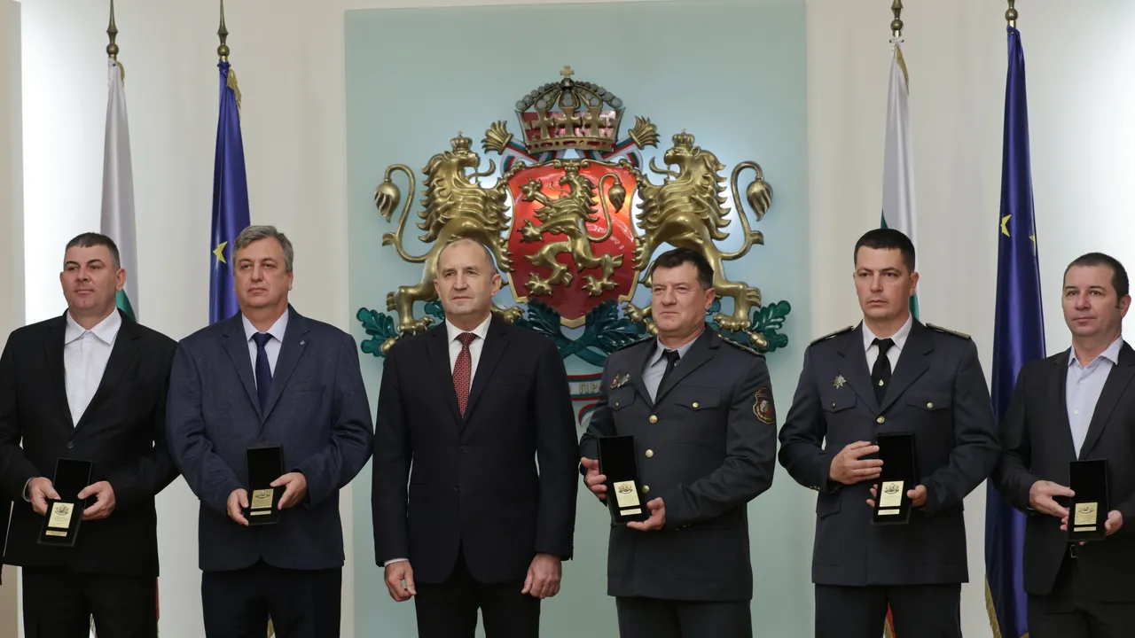 Румен Радев награди пожарникари и доброволци