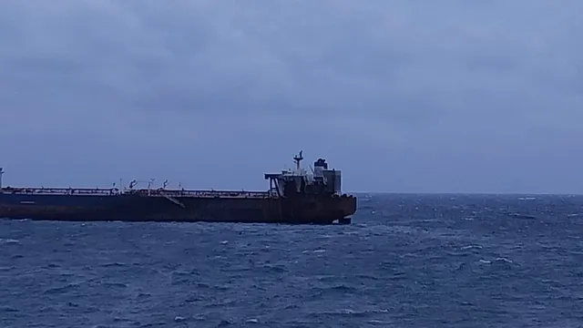 Руски танкер е в опасност от засядане край Ахтопол (СНИМКИ и ВИДЕО)