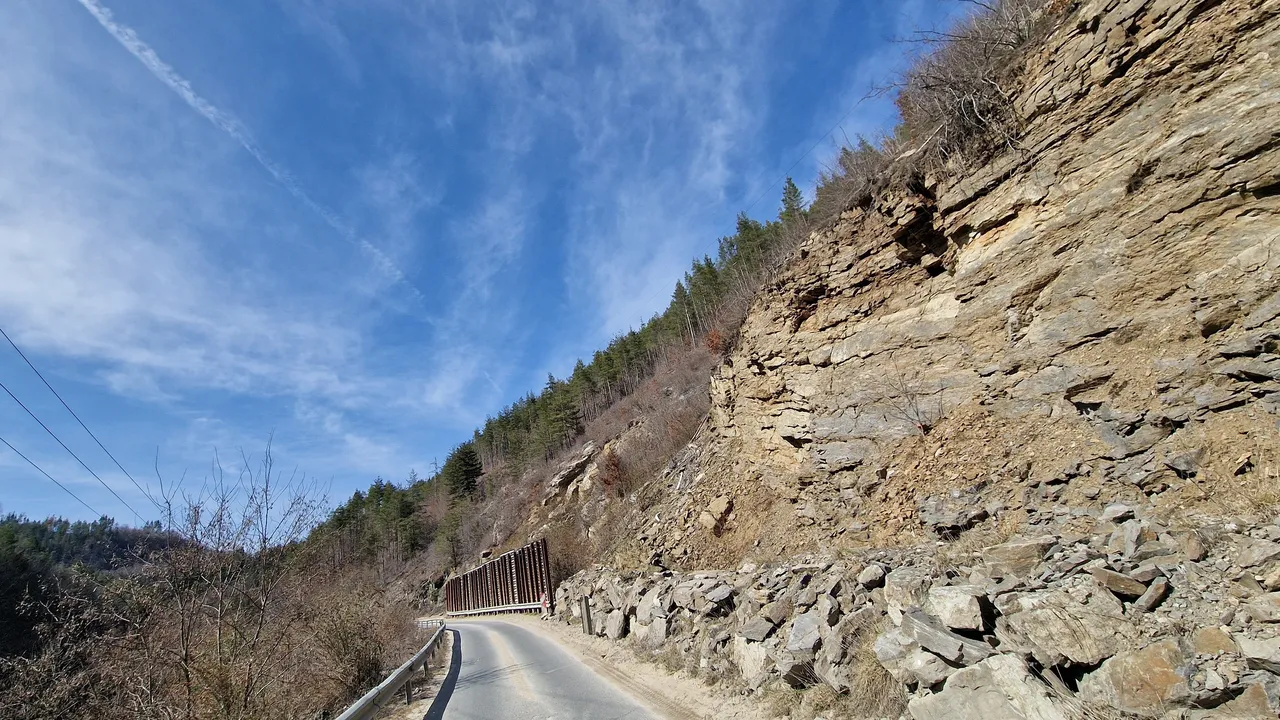 Свлачище блокира пътя Асеновград – Смолян