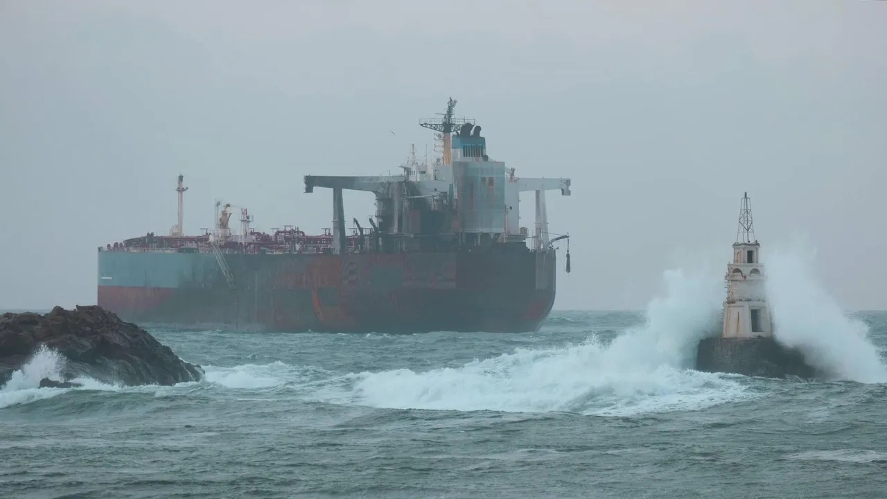 Бурното море спря евакуацията на екипажа от танкера край Ахтопол