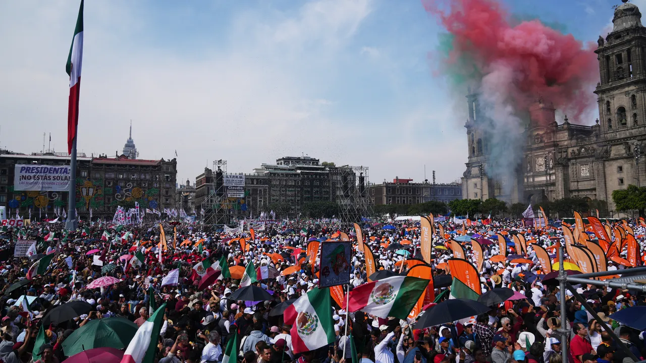 В Мексико 600 000 души участваха в митинг в подкрепа на мексиканската президентка